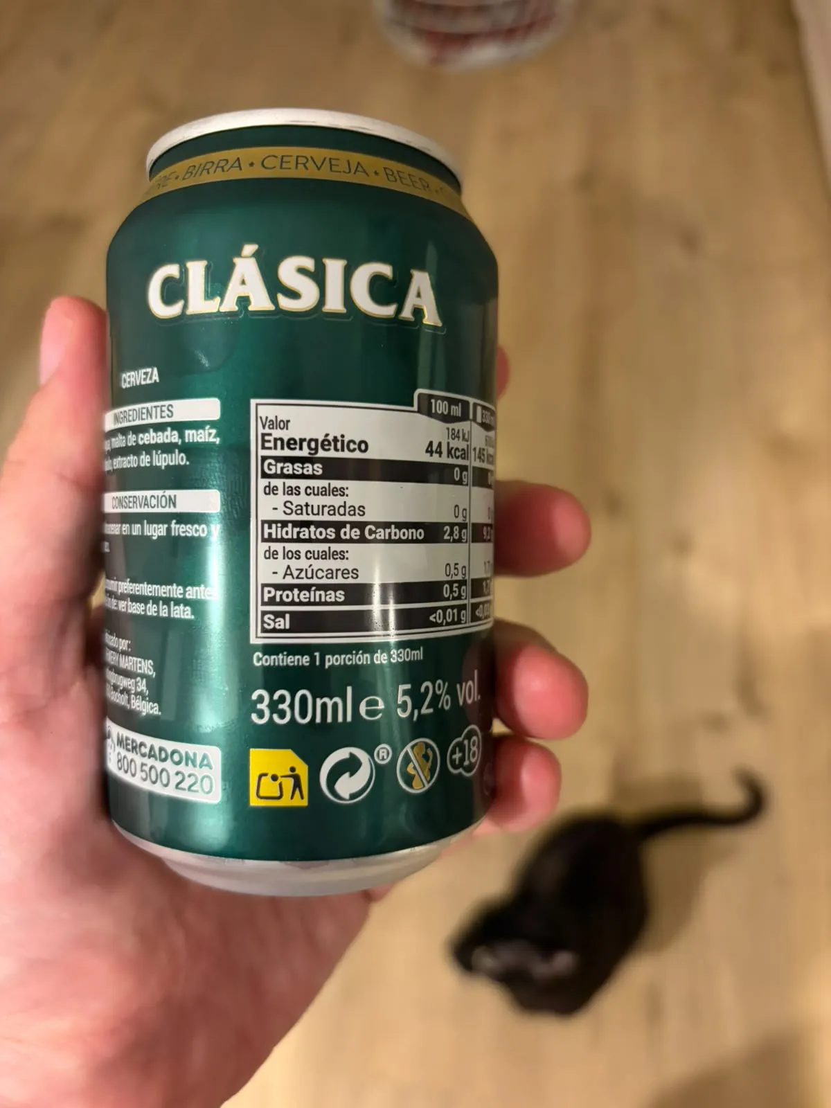 Trasera de la lata de Steinburg Clásica: ingredientes, fabricante Brewery Martens en Bocholt (Bélgica) y teléfono de Mercadona